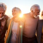 Due coppie mature sorridenti per la loro longevità