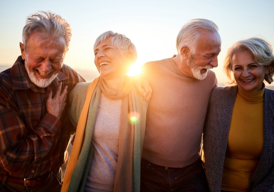 Due coppie mature sorridenti per la loro longevità