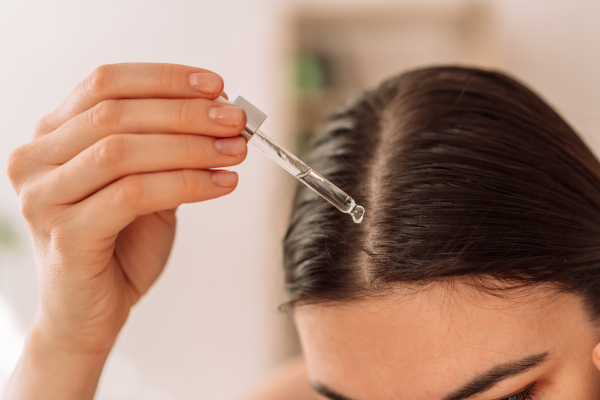 Giovane donna usa rimedi naturali per la dermatite seborroica