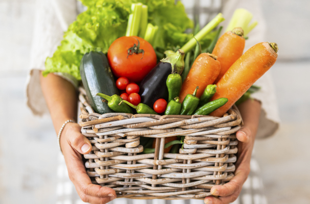 Cestino ricco di verdure, che fanno parte di una dieta equilibrata per aiutare a prevenire il tumore del pancreas