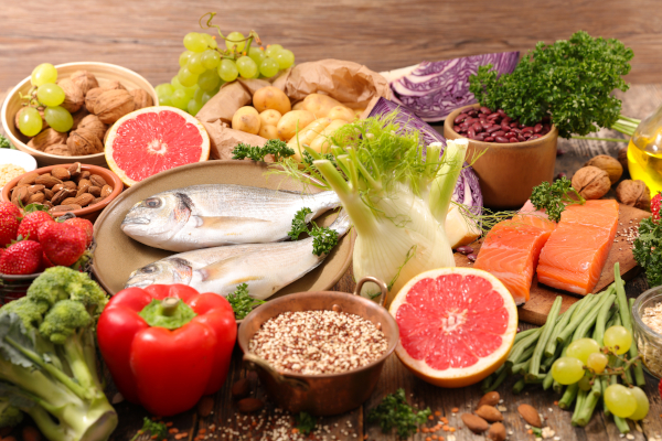 Pesce, frutta e altri alimenti tipici della dieta mediterranea 