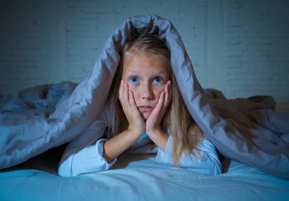 Bambina ha paura del buio, tra le cause dei disturbi del sonno nei bambini