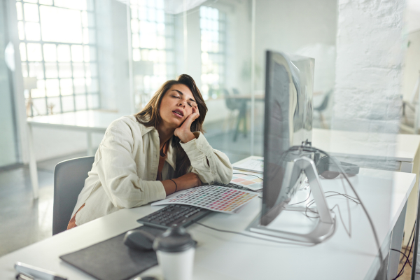 Donna con mancanza di attenzione: declino cognitivo e disturbi del sonno sono correlati