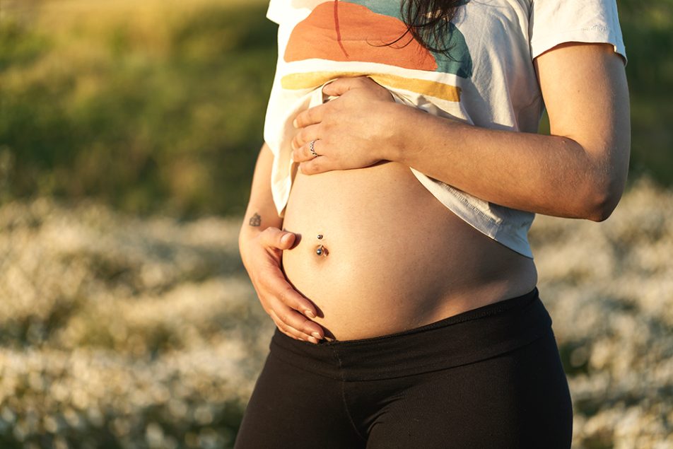 donna-ai-primi-mesi-di-gravidanza-con-perdite-da-impianto-all-aperto Giovane donna durante il suo primo trimestre di gravidanza che soffre di perdite da impianto e trae beneficio da una passeggiata all’aperto