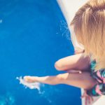 Donna che allevia i sintomi della scarsa circolazione alle gambe grazie agli effetti della piscina e ai benefici dell’acqua