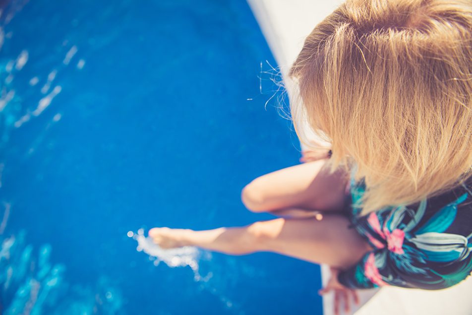 donna-alleviando-sintomi-scarsa-circolazione-alle-gambe-in-piscina Donna che allevia i sintomi della scarsa circolazione alle gambe grazie agli effetti della piscina e ai benefici dell’acqua