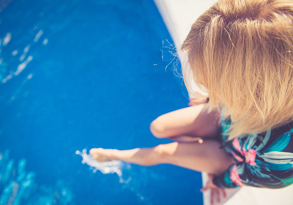 donna-alleviando-sintomi-scarsa-circolazione-alle-gambe-in-piscina Donna che allevia i sintomi della scarsa circolazione alle gambe grazie agli effetti della piscina e ai benefici dell’acqua