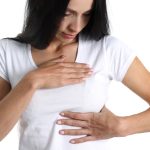Giovane donna si controlla il seno per cisti al seno