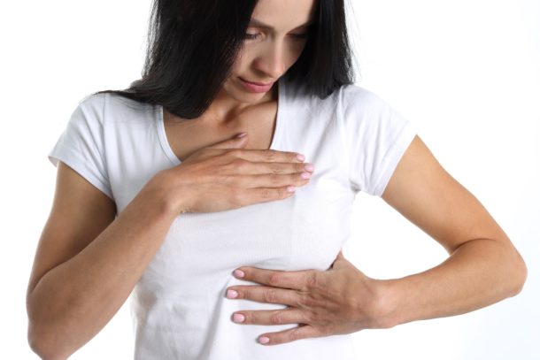 donna-con-cisti-al-seno Giovane donna si controlla il seno per cisti al seno