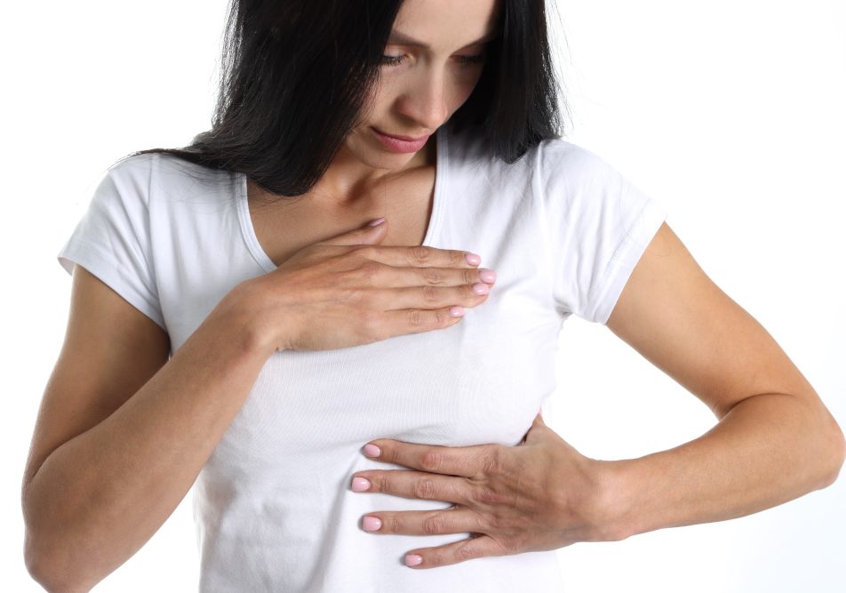 Giovane donna si controlla il seno per cisti al seno