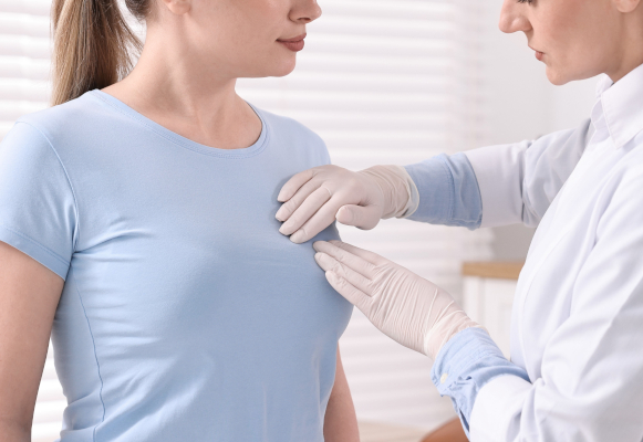 Giovane donna con cisti al seno infiammata consulta medico