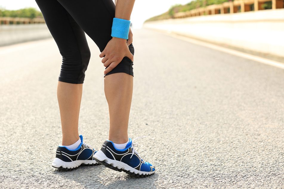 donna-con-flebite-duarnte-camminata-leggera-fermandosi-per-dolore-al-ginocchio Donna con flebite durante una camminata leggera su una strada asfaltata che si ferma per via del dolore al ginocchio