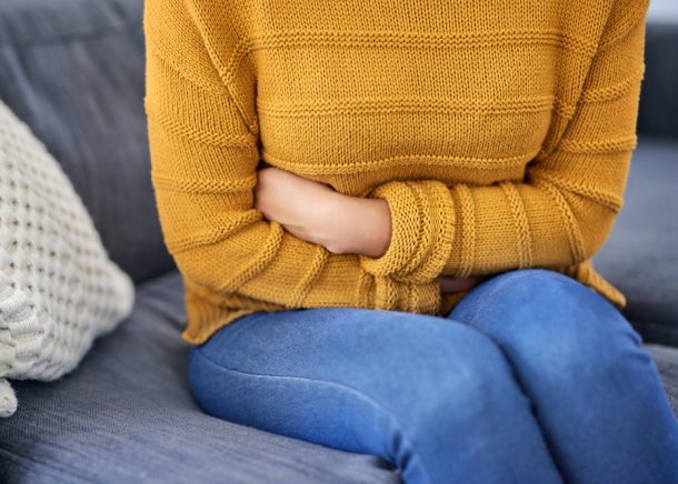 donna-con-neoplasia-pancreas-sintomi Donna con dolore addominale, tra i sintomi comuni della neoplasia del pancreas