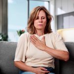 Donna con neoplasia polmonare ha difficoltà a respirare