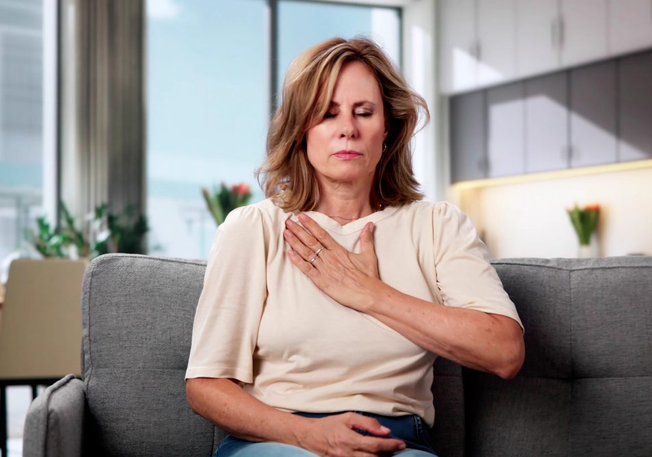 Donna con neoplasia polmonare ha difficoltà a respirare