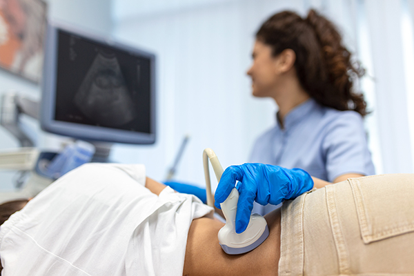 Giovane donna con sintomi della neoplasia renale che si sottopone a un’ecografia renale e dell’apparato urinario