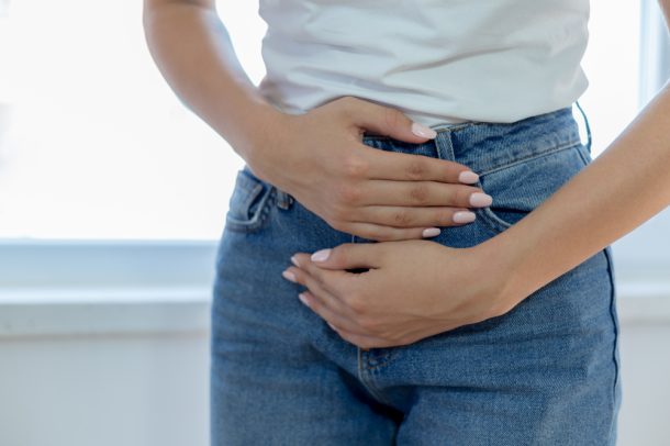 donna-con-sintomi-tumore-alla-vescica Donna con le mani sul ventre per sintomi tumore alla vescica