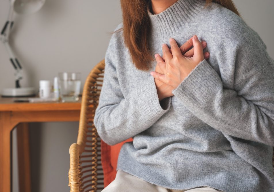 donna-con-sintomo-angina-pectoris Donna con insufficienza cardiaca si tocca il petto per sintomo angina pectoris