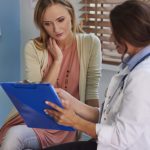 Donna si reca dal medico per neoplasia