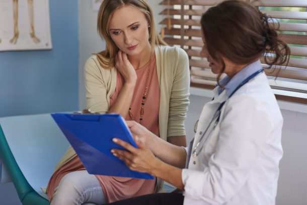 donna-da-medico-per-neoplasia Donna si reca dal medico per neoplasia