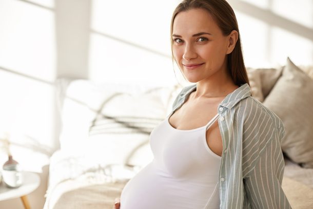 donna-incinta-fiduciosa-prendendosi-di-se-e-di-escherichia-coli-urine-gravidanza Donna incinta fiduciosa mentre si prende cura di sé e delle urine con infezione da Escherichia coli in gravidanza