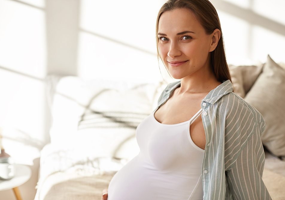 donna-incinta-fiduciosa-prendendosi-di-se-e-di-escherichia-coli-urine-gravidanza Donna incinta fiduciosa mentre si prende cura di sé e delle urine con infezione da Escherichia coli in gravidanza