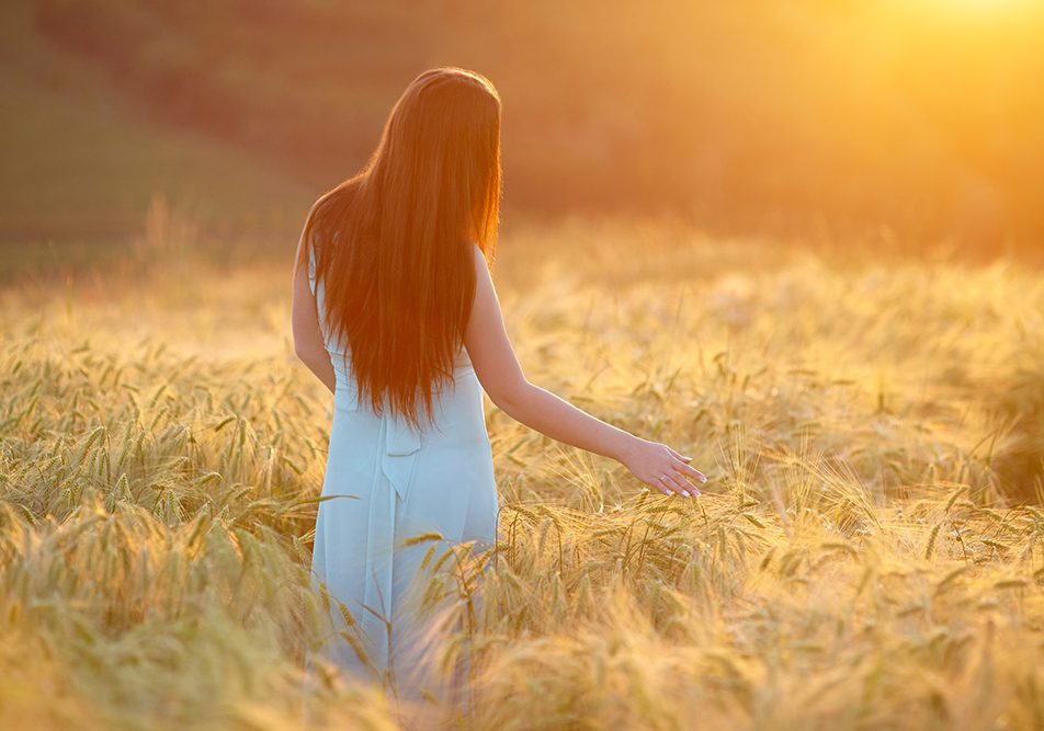 donna-passeggiando-in-campo-di-grano-con-sintomi-allergia-graminacee Donna mentre passeggia su un campo di grano inizia ad avvertire i sintomi dell’allergia alle graminacee