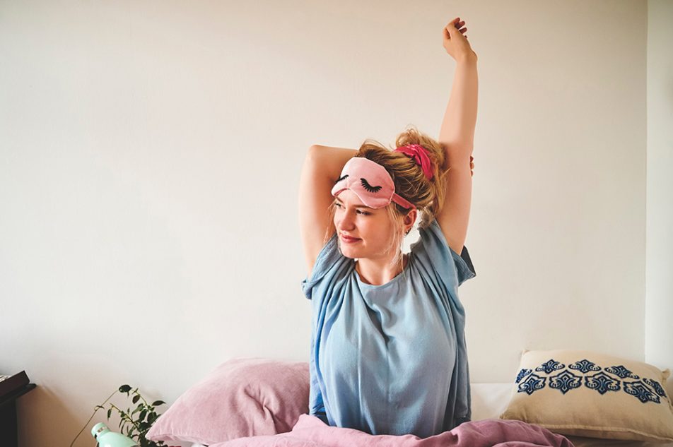 donna-risvegliandosi-in-seguito-a-calcolo-ore-di-sonno Donna che si risveglia riposata ed energica per affrontare una nuova giornata, dopo avere imparato il calcolo delle ore di sonno per i suoi bisogni