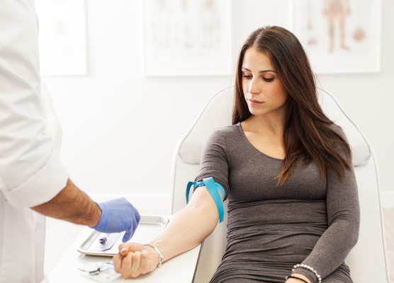 Giovane donna si sottopone ad esami del sangue per diagnosi neoplasia del pancreas