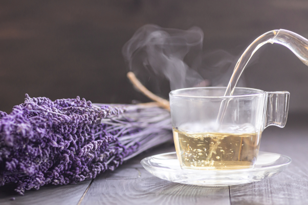 Tazza di lavanda: la lavanda può essere utilizzata come tisana rilassante