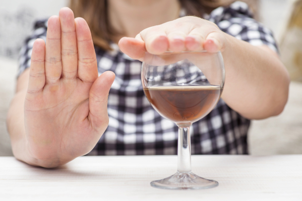 Donna che limita il consumo di alcol pre prevenire il cancro