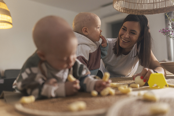 Madre che previene il rischio di sviluppare un’allergia alla frutta secca nei suoi due bebè gemelli, integrando nella loro dieta le arachidi sotto consiglio del pediatra
