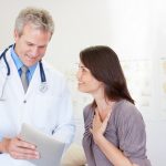 Medico spiega alla paziente la differenza tra cancro e tumore