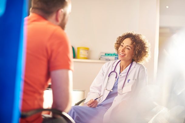 paziente-al-primo-appuntamento-dalla-dottoressa-dopo-consulto-elenco-medici-di-medicina-generale Paziente durante il suo primo appuntamento dalla dottoressa, dopo avere consultato l’elenco dei medici di medicina generale operanti nella sua zona di residenza