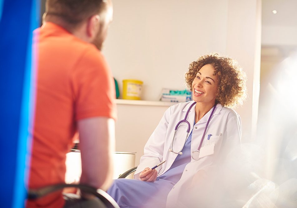 Paziente durante il suo primo appuntamento dalla dottoressa, dopo avere consultato l’elenco dei medici di medicina generale operanti nella sua zona di residenza