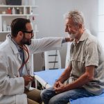 Paziente con neoplasia prostatica in atto che riceve supporto emotivo da parte dell’oncologo dopo la visita di controllo in studio