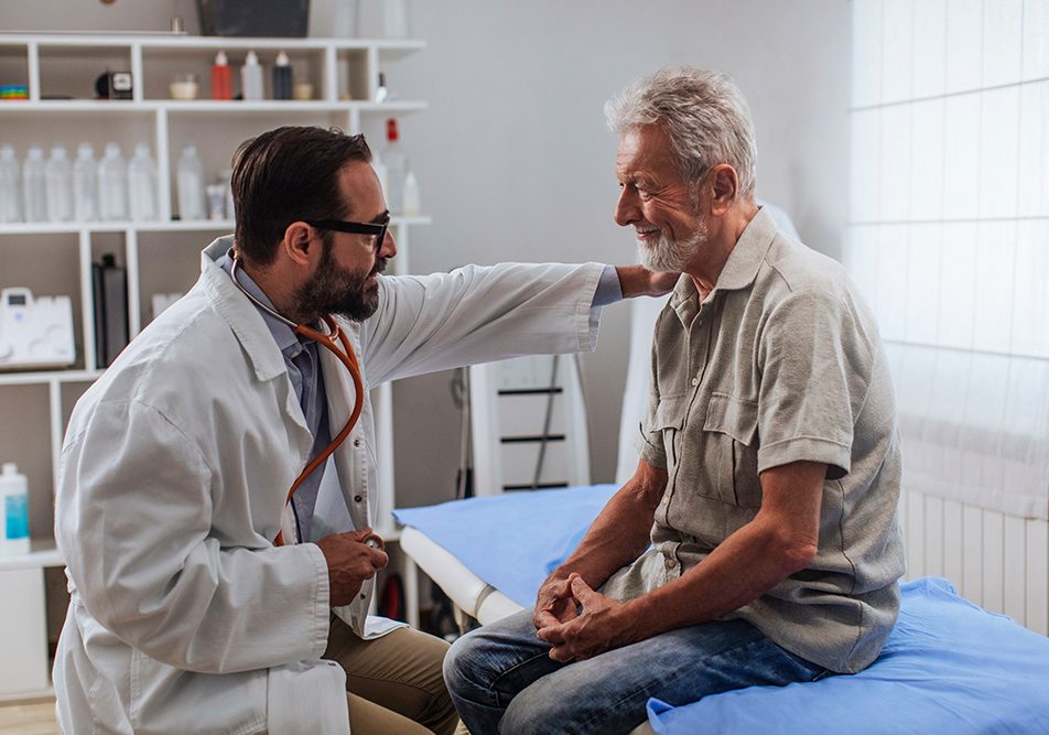 paziente-con-neoplasia-ricevendo-supporto-dopo-visita-da-oncologo Paziente con neoplasia prostatica in atto che riceve supporto emotivo da parte dell’oncologo dopo la visita di controllo in studio