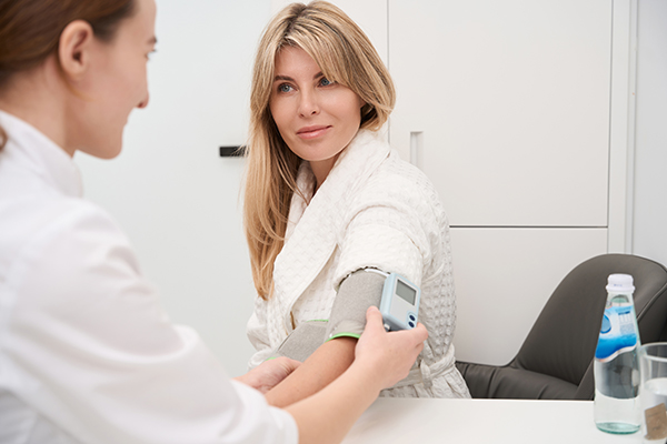Paziente in salute che si reca dal medico per la prevenzione della neoplasia renale attraverso il controllo della pressione sanguigna