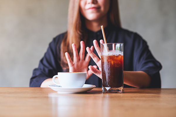 Ragazza che previene i disturbi del sonno evitando il consumo di caffè freddo e caldo, specialmente la sera