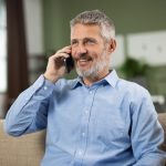 Uomo maturo fa richiesta del duplicato della tessera sanitaria via telefonica