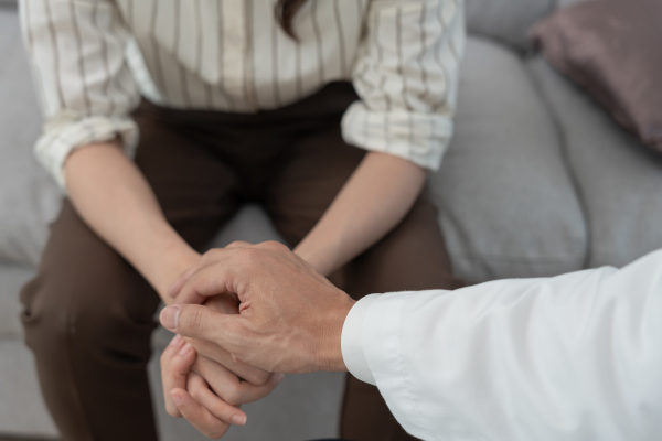 Medico supporta paziente con tumore al polmone 