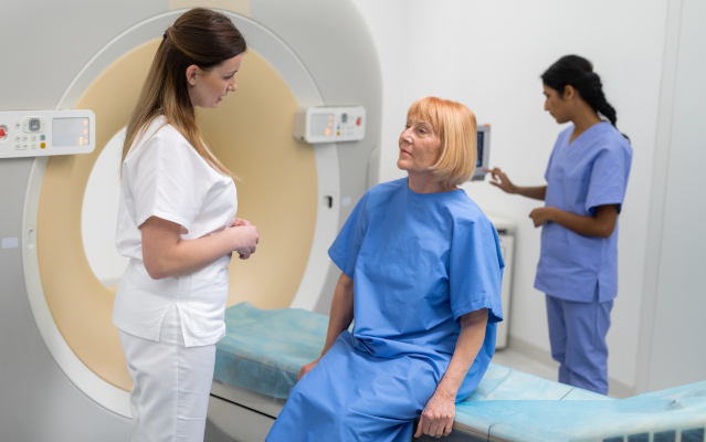 Donna effettua risonanza, un test per capire se hai un tumore