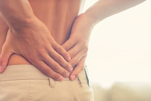 uomo-con-cisti-pilonidale-cura-senza-intervento Uomo che soffre di cisti pilonidale cura il suo disagio attraverso una serie di interventi mirati al suo benessere, tra cui gli impacchi caldi