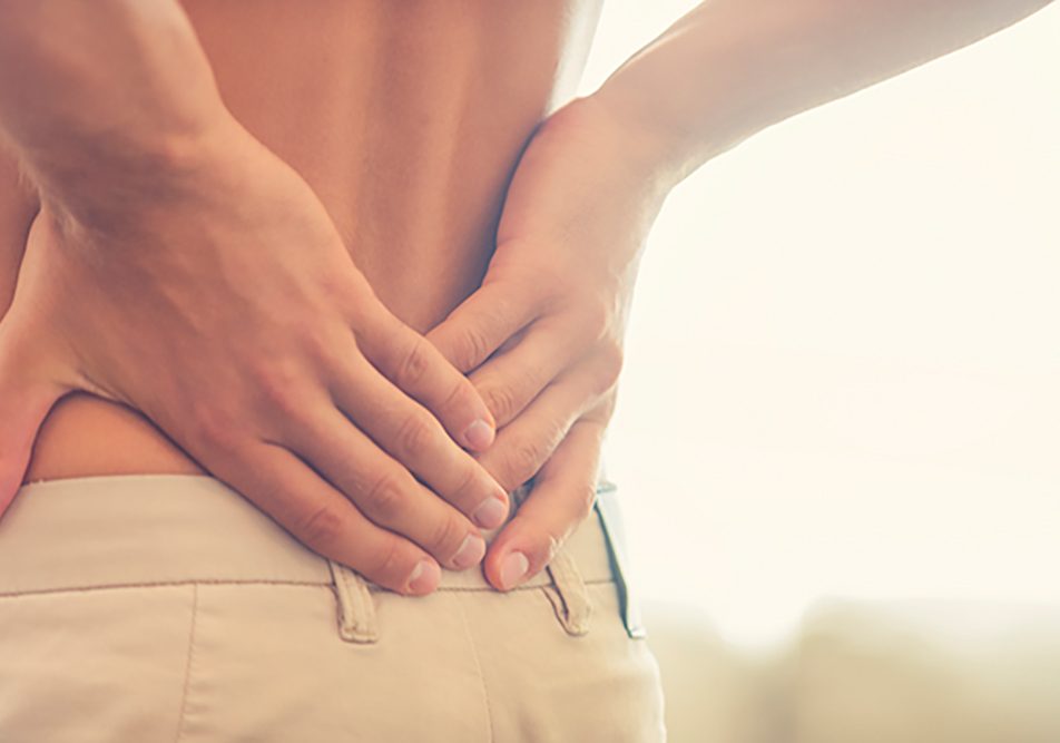 uomo-con-cisti-pilonidale-cura-senza-intervento Uomo che soffre di cisti pilonidale cura il suo disagio attraverso una serie di interventi mirati al suo benessere, tra cui gli impacchi caldi