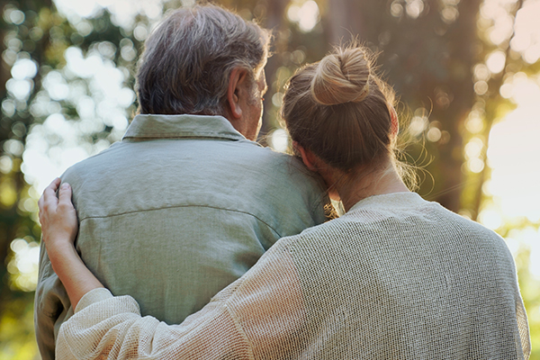 Uomo senior al parco insieme alla figlia, che mantiene il microbiota intestinale sano attraverso uno stile di vita attivo e garantisce il suo benessere emotivo