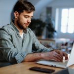 Giovane uomo verifica online la correttezza dei suoi dati per scadenza tessera sanitaria
