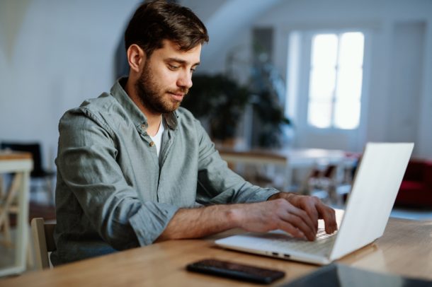 Giovane uomo verifica online la correttezza dei suoi dati per scadenza tessera sanitaria