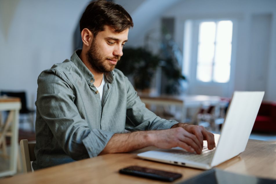 uomo-verifica-online-per-scadenza-tessera-sanitaria Giovane uomo verifica online la correttezza dei suoi dati per scadenza tessera sanitaria