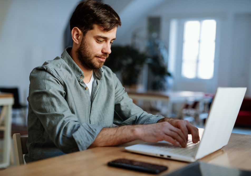 Giovane uomo verifica online la correttezza dei suoi dati per scadenza tessera sanitaria