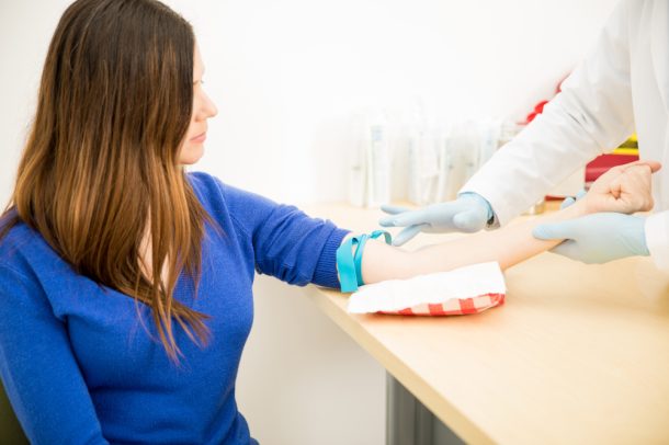 valori-emocromo-in-caso-di-tumore Donna esegue analisi sangue emocromo che in caso di tumore possono rivelare anomalie